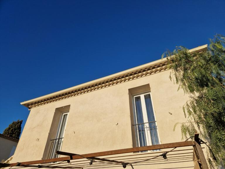 Gouttière aluminium laqué sur mesure sur une maison du Var