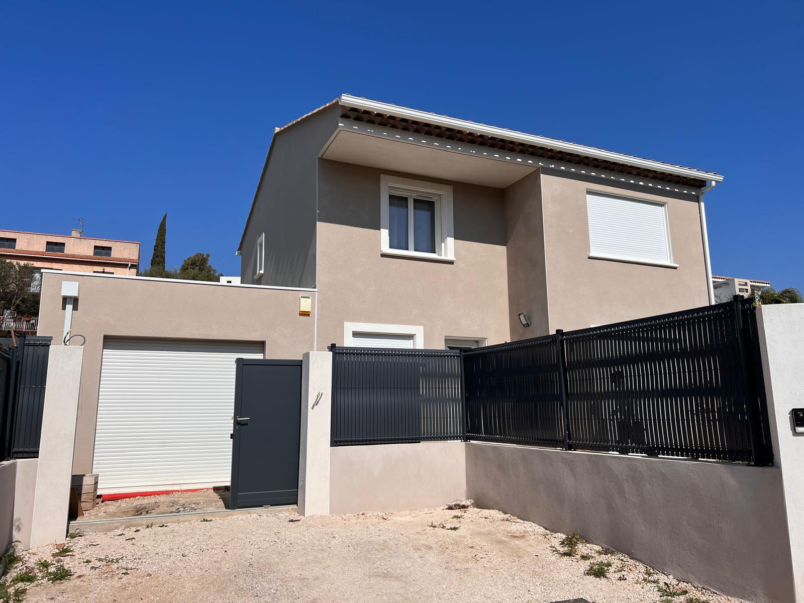 Pose gouttière blanche villa neuve dans le Var