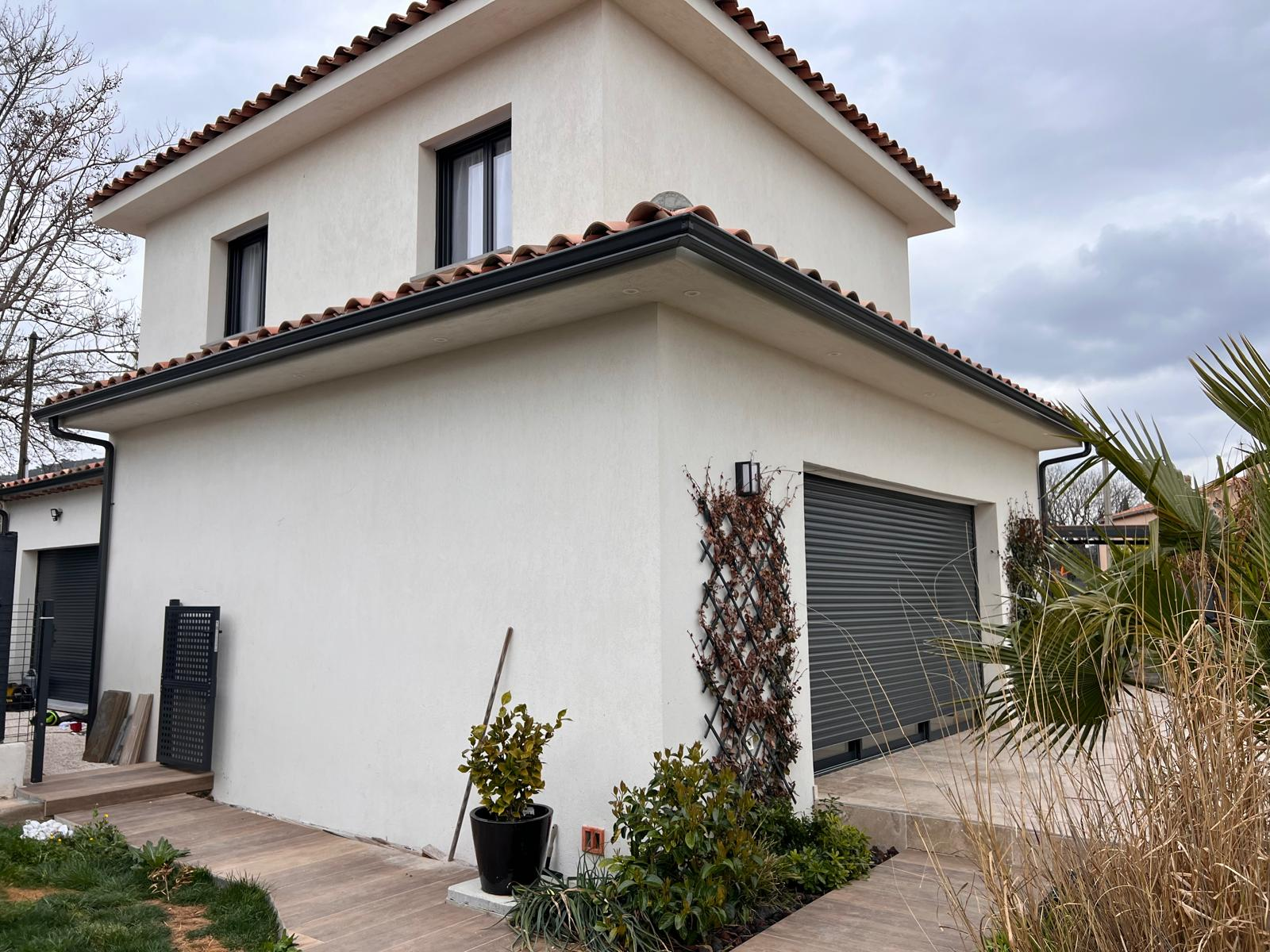 Pose gouttière en alu noir pour une villa à Carqueiranne dans le Var