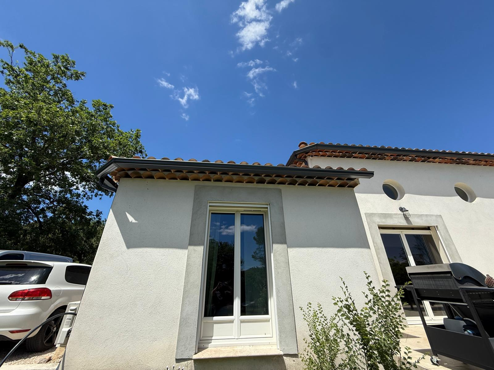 Pose gouttière noire villa dans le Var