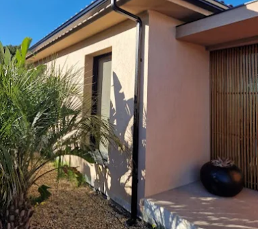 Pose sur mesure de gouttière aluminium sur une maison complète à Toulon