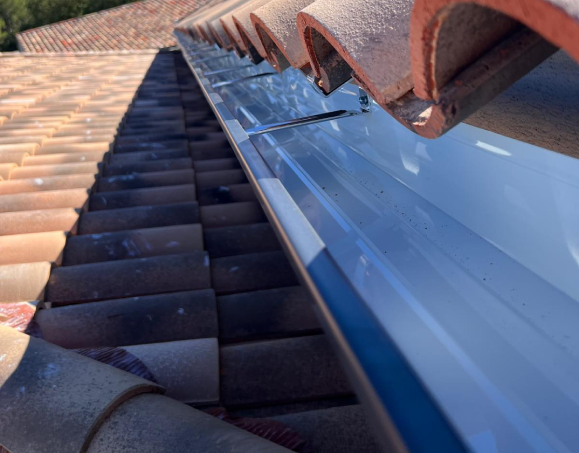 Gouttière aluminium profilée en continu et posée sur une villa du littoral varois