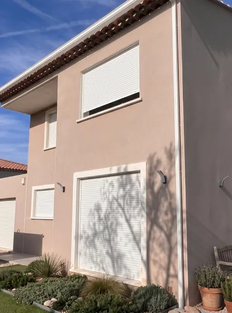 Pose de gouttière aluminium noir sur mesure sur une villa dans le Var