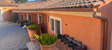 Gouttière aluminium au design épuré sur une villa contemporaine dans le Var