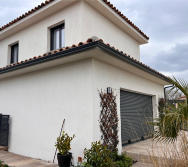 Pose de gouttière alu noir pour une villa à Carqueiranne (83)