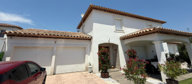 Pose de gouttière aluminium noir sur une villa dans le Var