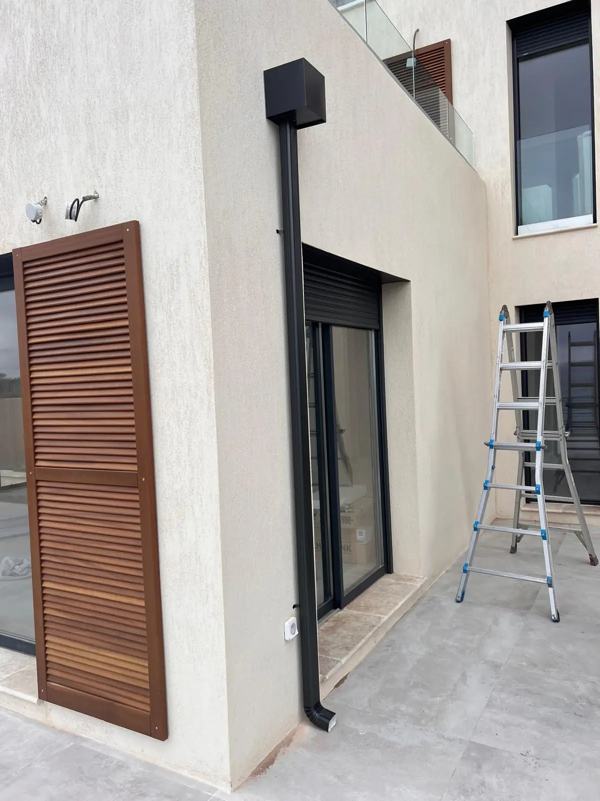 Pose de gouttière aluminium sur mesure sans joint dans le Var