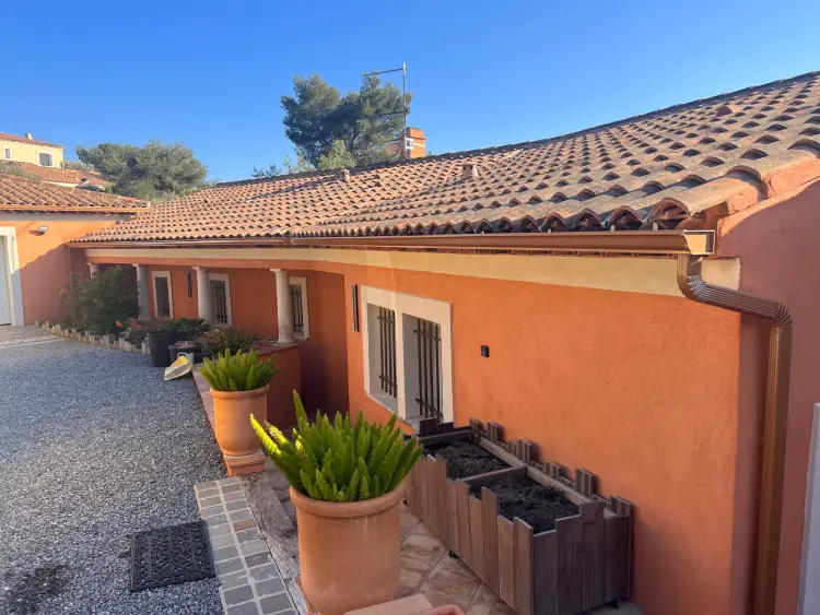 Pose de gouttière aluminium sans joint sur villa design à Toulon dans le Var